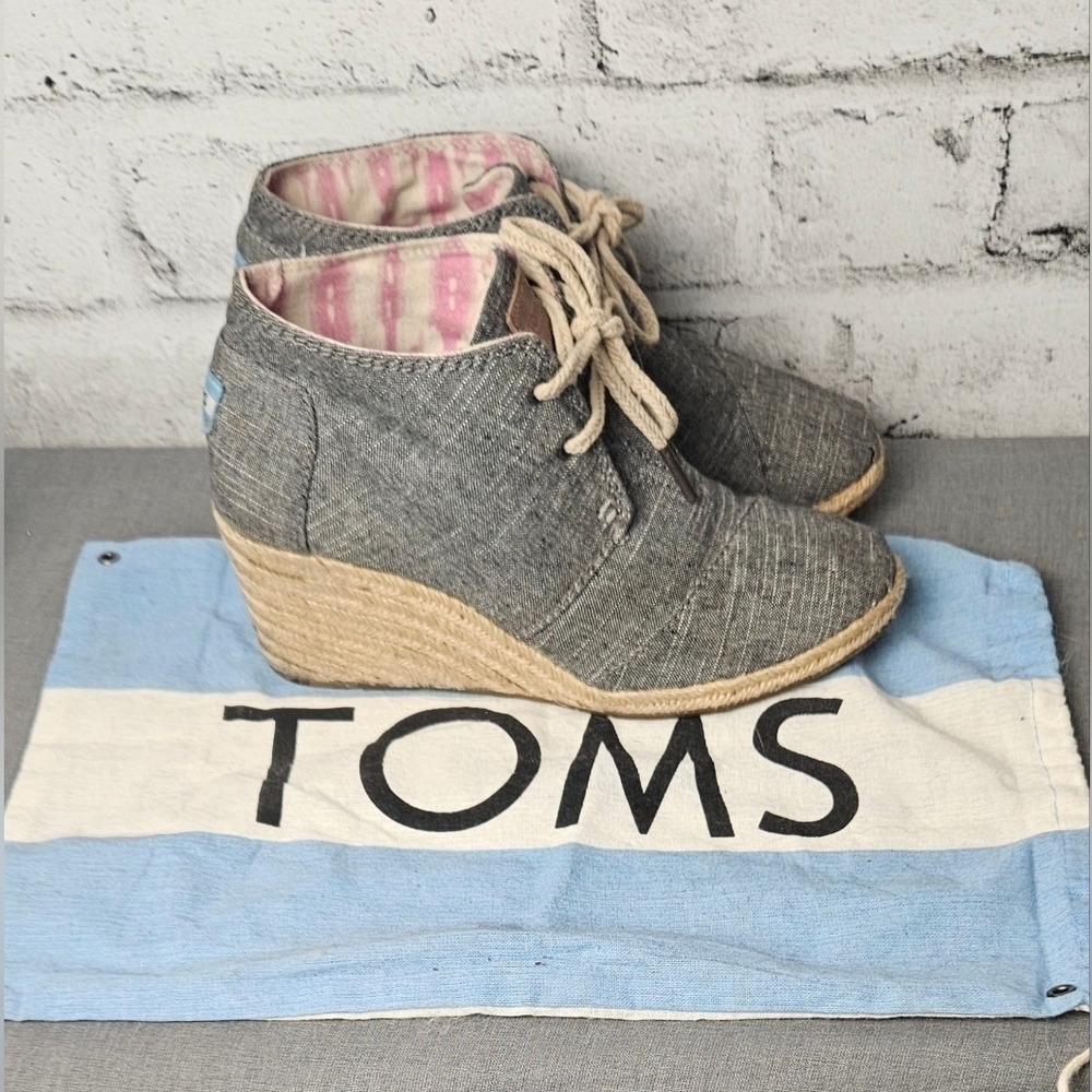 TOMS Chambray Wedge Ankle Boots Blue Tan Lace Up Size 7.5